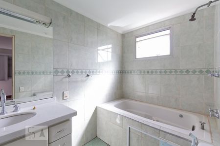 Apartamento à venda com 90m², 4 quartos e 1 vaga Apartamento à venda com 90m², 4 quartos e 1 vagaBanheiro da suíte