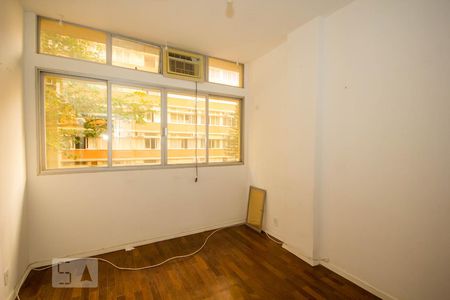 Quarto 1 de apartamento à venda com 2 quartos, 100m² em Leme, Rio de Janeiro