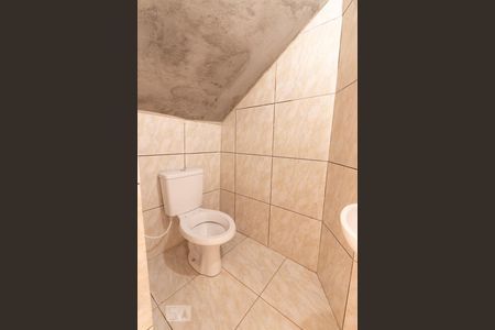 Banheiro  de casa para alugar com 2 quartos, 65m² em Vila Araguaia, São Paulo