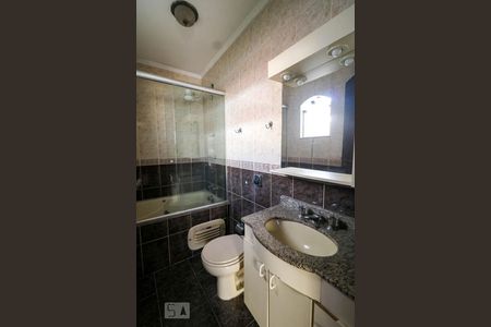 Casa à venda com 550m², 5 quartos e 6 vagas Casa à venda com 550m², 5 quartos e 6 vagasBanheiro da suite 4