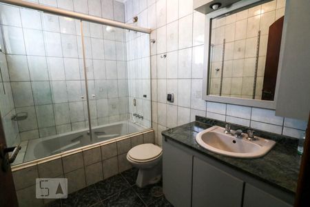 Casa à venda com 550m², 5 quartos e 6 vagas Casa à venda com 550m², 5 quartos e 6 vagasBanheiro da suite 2