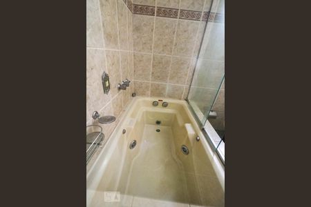 Casa à venda com 550m², 5 quartos e 6 vagas Casa à venda com 550m², 5 quartos e 6 vagasBanheiro da suite 1