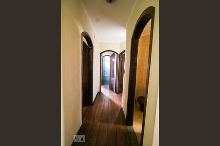 Casa à venda com 550m², 5 quartos e 6 vagas Casa à venda com 550m², 5 quartos e 6 vagasCorredor Suite 1 e 2 e dormitório