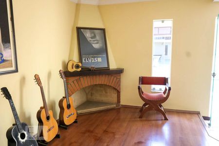 Casa à venda com 550m², 5 quartos e 6 vagas Casa à venda com 550m², 5 quartos e 6 vagasSala da Lareira