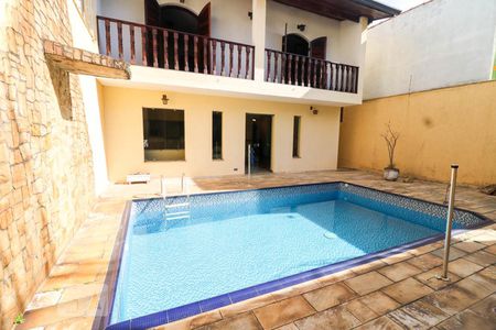 Casa à venda com 550m², 5 quartos e 6 vagas Casa à venda com 550m², 5 quartos e 6 vagasPiscina