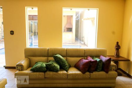 Casa à venda com 550m², 5 quartos e 6 vagas Casa à venda com 550m², 5 quartos e 6 vagasSala de Estar