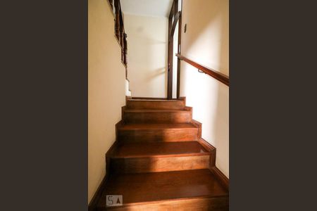 Casa à venda com 550m², 5 quartos e 6 vagas Casa à venda com 550m², 5 quartos e 6 vagasEscada