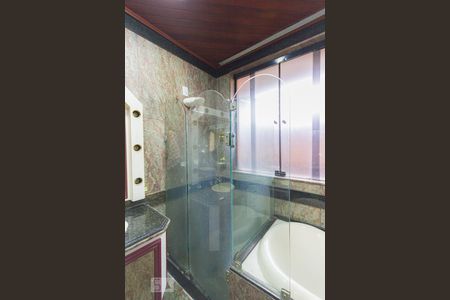 Casa à venda com 736m², 3 quartos e 4 vagasBanheiro da Suíte 1