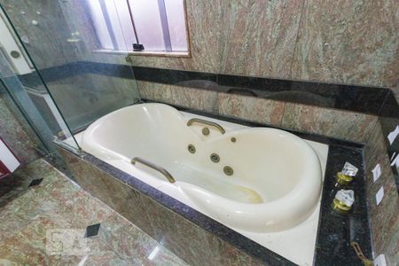 Casa à venda com 736m², 3 quartos e 4 vagasBanheiro da Suíte 1