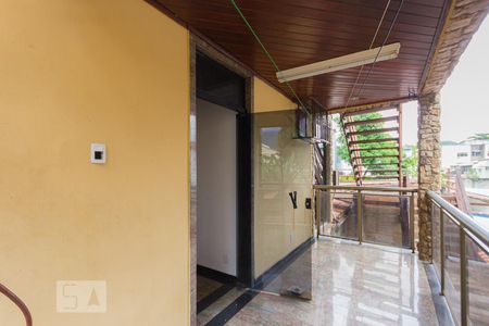 Casa à venda com 736m², 3 quartos e 4 vagasVaranda - Fundos