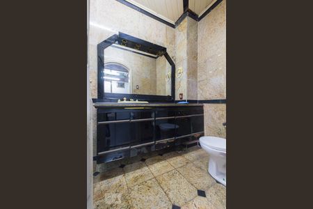 Casa à venda com 736m², 3 quartos e 4 vagasBanheiro da Suíte 2