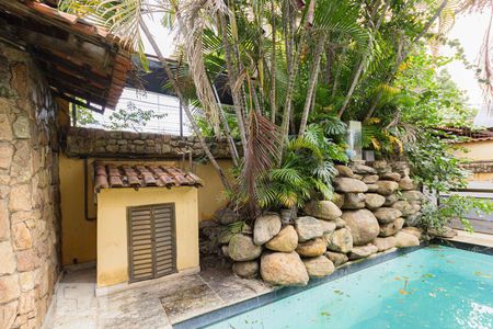 Casa à venda com 736m², 3 quartos e 4 vagasPiscina