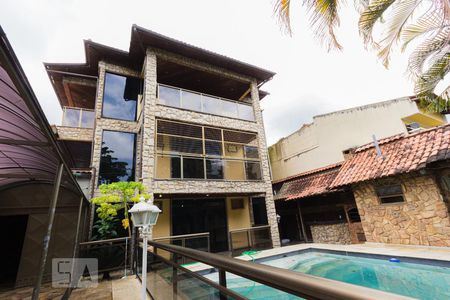 Casa à venda com 736m², 3 quartos e 4 vagasFachada