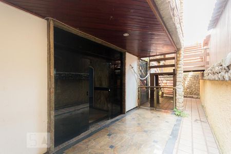 Casa à venda com 736m², 3 quartos e 4 vagasVaranda - Fundos