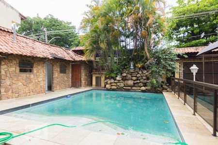 Casa à venda com 736m², 3 quartos e 4 vagasPiscina