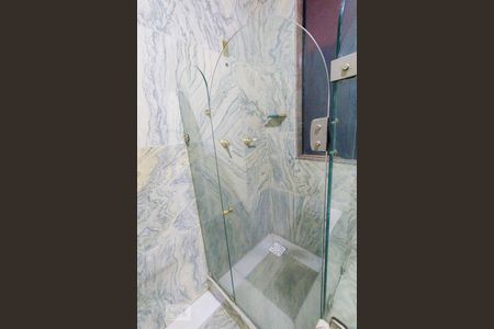 Casa à venda com 736m², 3 quartos e 4 vagasBanheiro Social