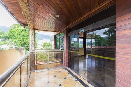 Casa à venda com 736m², 3 quartos e 4 vagasVaranda