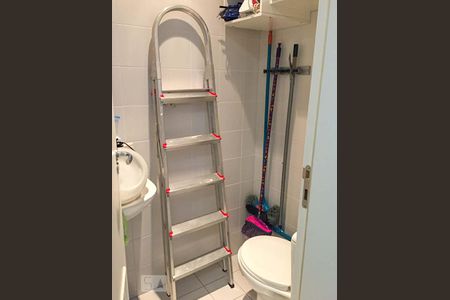 Apartamento para alugar com 92m², 2 quartos e 2 vagas Apartamento para alugar com 92m², 2 quartos e 2 vagasBanheiro de Serviço