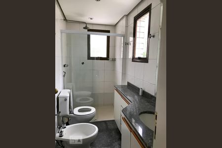 Banheiro da suíte de apartamento para alugar com 3 quartos, 137m² em Vila Andrade, São Paulo