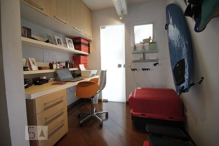 Corredor de apartamento à venda com 3 quartos, 96m² em Vila Suzana, São Paulo