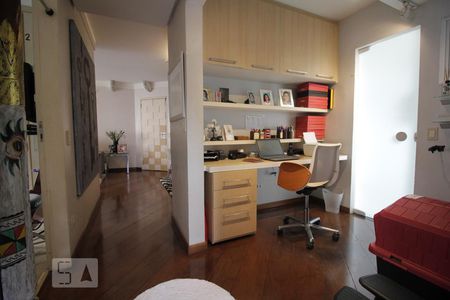 Corredor de apartamento à venda com 3 quartos, 96m² em Vila Suzana, São Paulo