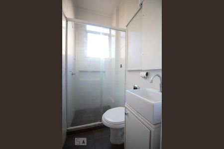 Banheiro de apartamento para alugar com 1 quarto, 41m² em São João, Porto Alegre
