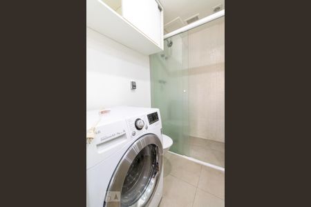 Banheiro - máquina de lavar de apartamento para alugar com 1 quarto, 47m² em Pinheiros, São Paulo
