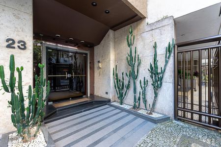 Apartamento à venda com 215m², 4 quartos e 3 vagas Apartamento à venda com 215m², 4 quartos e 3 vagasFrente do Prédio