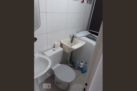 Detalhe banheiro de apartamento para alugar com 2 quartos, 47m² em Centro, Curitiba