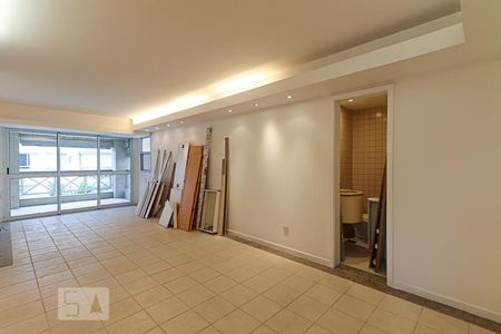 Sala de apartamento para alugar com 3 quartos, 136m² em Barra da Tijuca, Rio de Janeiro