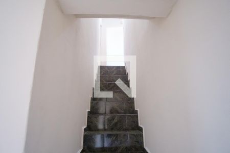 Casa para alugar com 75m², 2 quartos e 1 vagaEscada