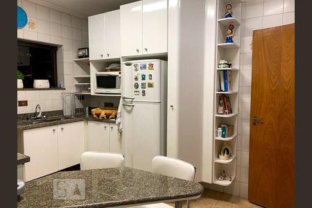 Apartamento à venda com 125m², 3 quartos e 2 vagasCozinha