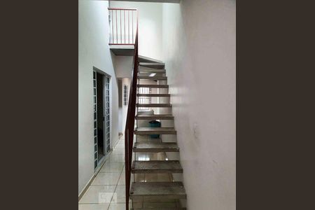 Casa à venda com 250m², 3 quartos e 2 vagas Casa à venda com 250m², 3 quartos e 2 vagasEscada