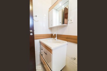 Banheiro de apartamento para alugar com 2 quartos, 55m² em Taquara, Rio de Janeiro