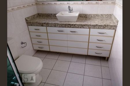 Banheiro Social de casa à venda com 3 quartos, 200m² em Fonseca, Niterói