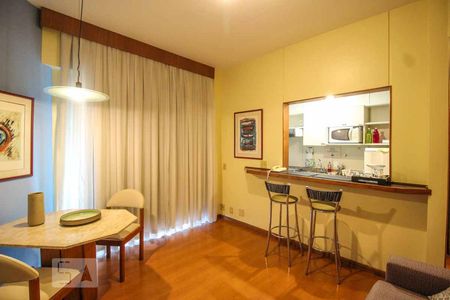 Sala e cozinhade Apartamento com 1 quarto, 47m² Savassi