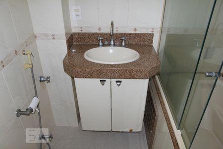 Banheiro de apartamento à venda com 2 quartos, 76m² em Urca, Rio de Janeiro