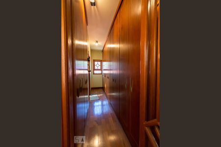 Casa à venda com 450m², 3 quartos e 5 vagasCloset quarto 1 suíte