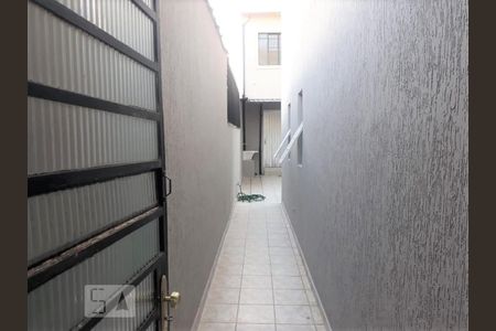 Casa para alugar com 139m², 2 quartos e 2 vagasCorredor externo