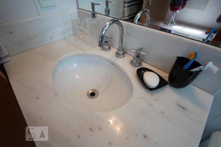 Apartamento à venda com 85m², 2 quartos e 2 vagasBanheiro da Suíte 1