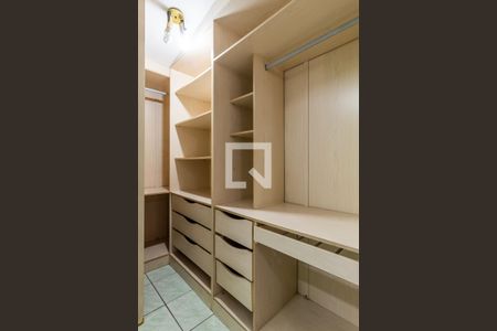 Casa à venda com 450m², 6 quartos e 4 vagasSuíte 1 - Closet