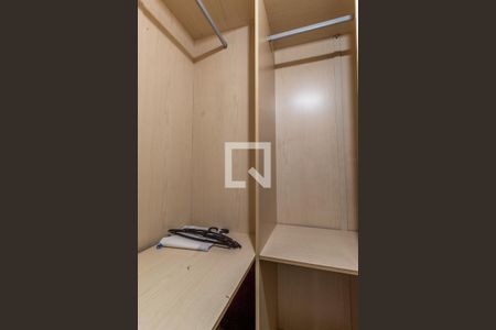 Casa à venda com 450m², 6 quartos e 4 vagasSuíte 1 - Closet