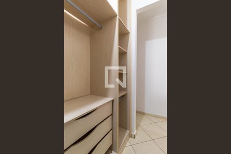 Casa à venda com 450m², 6 quartos e 4 vagasSuíte 2  - Closet