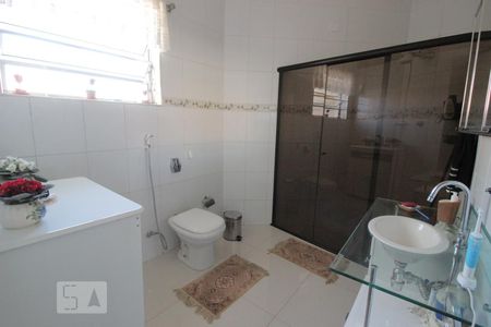 Banheiro de casa à venda com 3 quartos, 300m² em Vila Espanhola, São Paulo