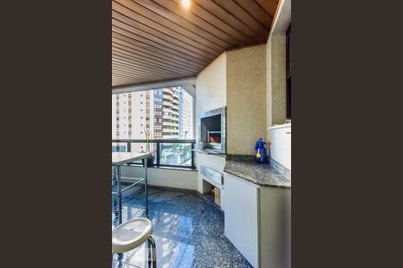 Apartamento à venda com 200m², 4 quartos e 3 vagas Apartamento à venda com 200m², 4 quartos e 3 vagasVaranda gourmet