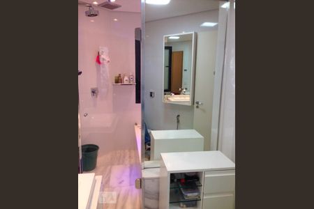 Apartamento à venda com 200m², 4 quartos e 3 vagas Apartamento à venda com 200m², 4 quartos e 3 vagasBanheiro da Suíte 1