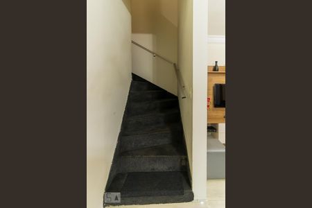 Casa à venda com 200m², 3 quartos e 4 vagas Casa à venda com 200m², 3 quartos e 4 vagasEscada