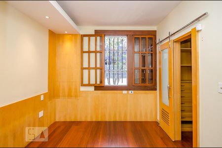 Casa à venda com 380m², 4 quartos e 4 vagasSuíte 2