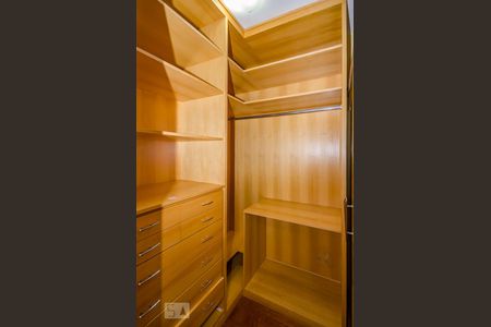 Casa à venda com 380m², 4 quartos e 4 vagasCloset Suíte 2