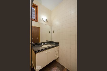 Casa à venda com 380m², 4 quartos e 4 vagasBanheiro Social